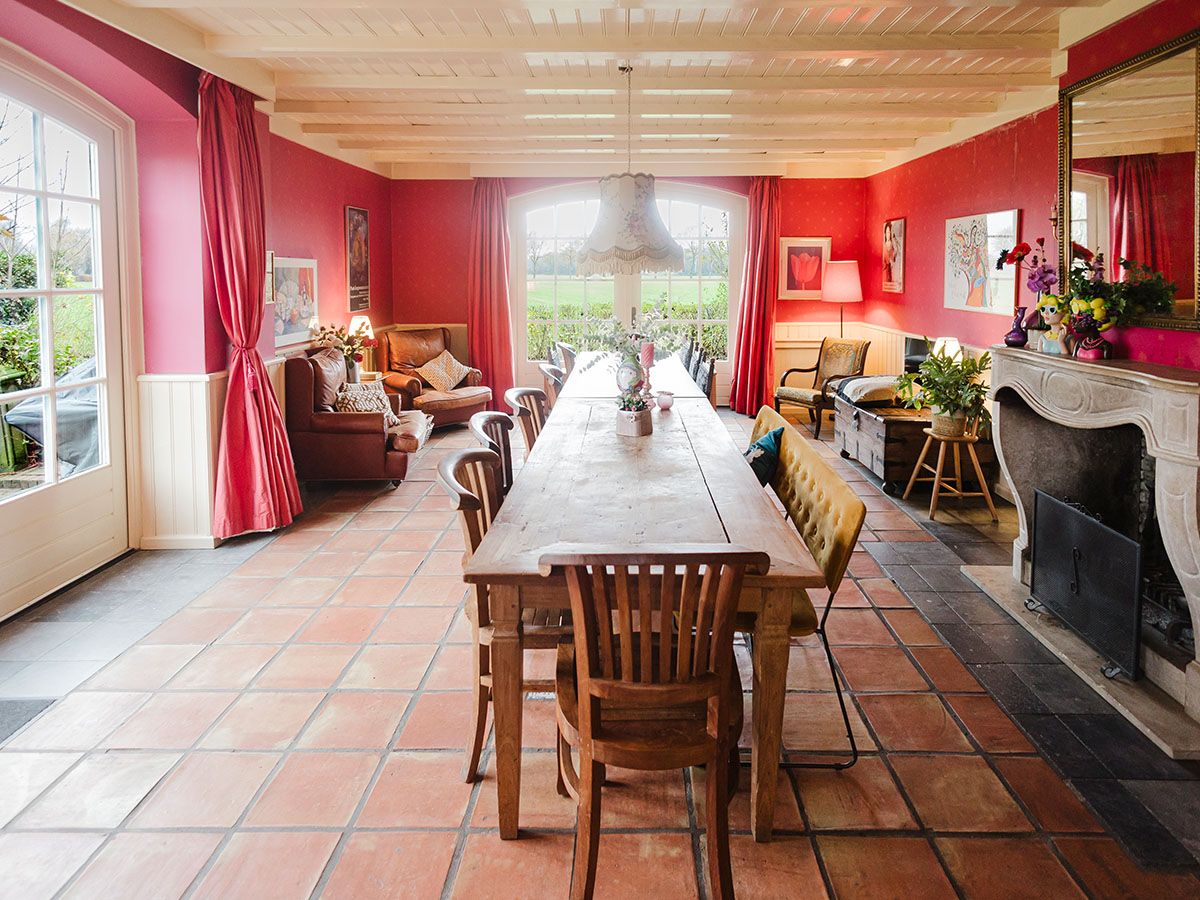 de meerehoeve famillie woning Woonkamer met grote tafel voor grote gezinnen - De Meerenhoeve