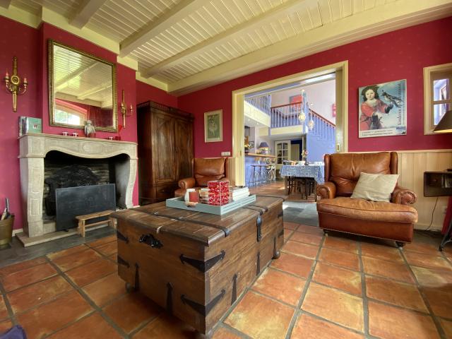 meerehoeve huiskamer mill Huiselijke woonkamer met openhaard en houten tafelkist - De Meerenhoeve